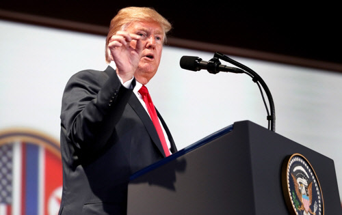 첫 북미정상회담이 열린 지난 6월 12일 오후 싱가포르 센토사 섬 카펠라호텔에서 미국 도널드 트럼프 대통령이 기자회견을 하고 있다. 연합뉴스